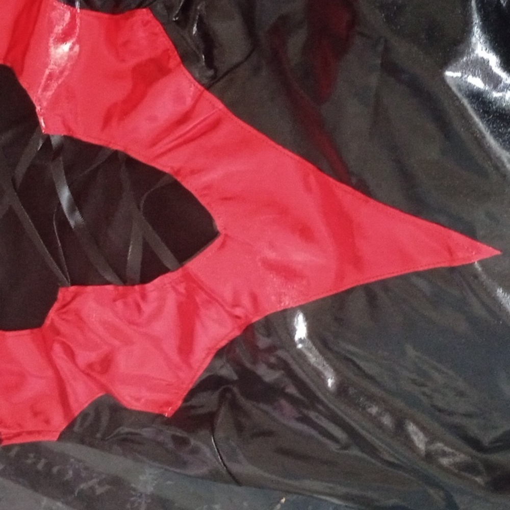 Vampire Costume - Picture 5 of 6